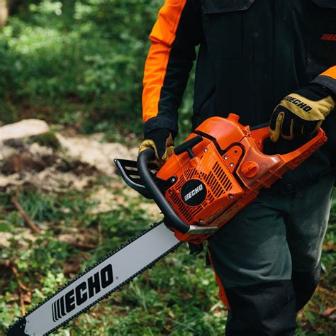 hombre usando motosierra echo enel bosque
